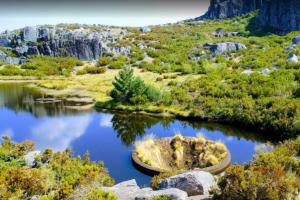 Portugáliában egy tó belsejében lévő vízesés ember alkotta csoda, amely félelmet kelt