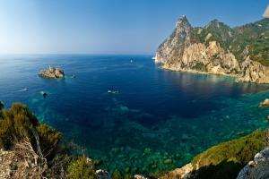 Resorti i ishullit të Korfuzit Paleokastritsa: ku të qëndroni, çfarë të shihni?